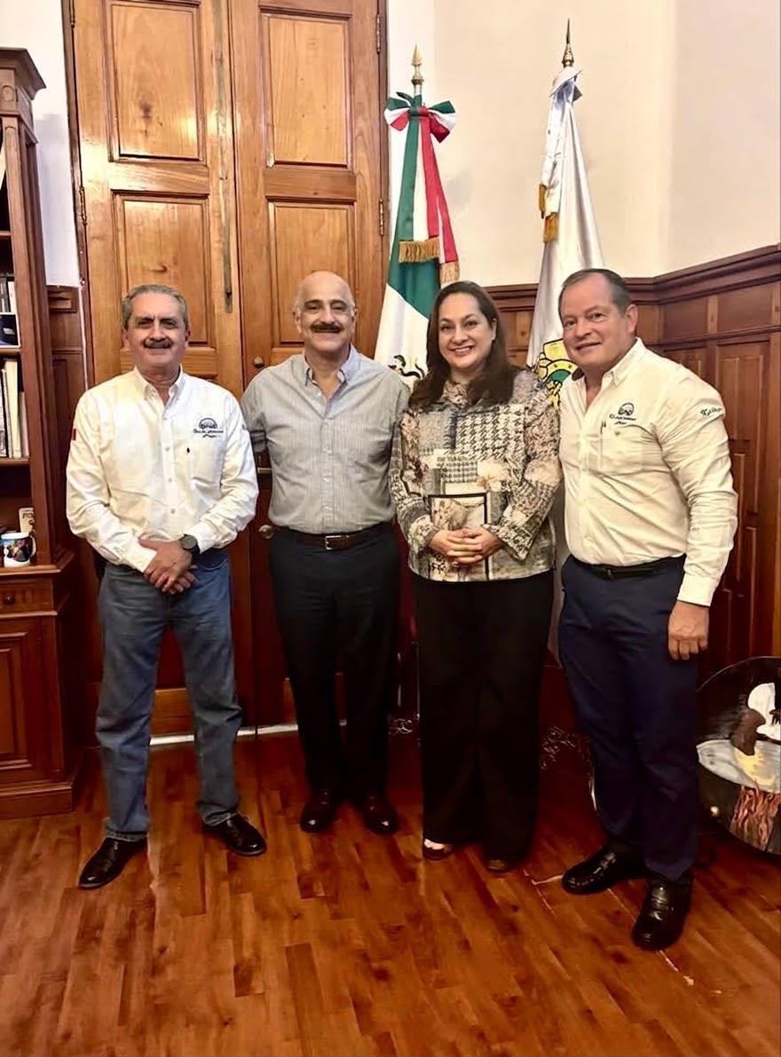 club-del-automovil-antiguo-de-xalapa-exposicion Integrantes del Club del Automóvil Antiguo de Xalapa en reunión