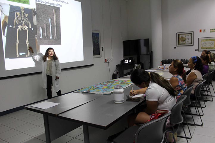 UV imparte taller sobre análisis de fragmentos óseos en Poza Rica