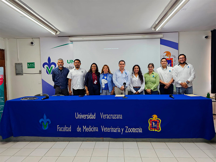 Capacitan a estudiantes UV para atender varamientos de manatí