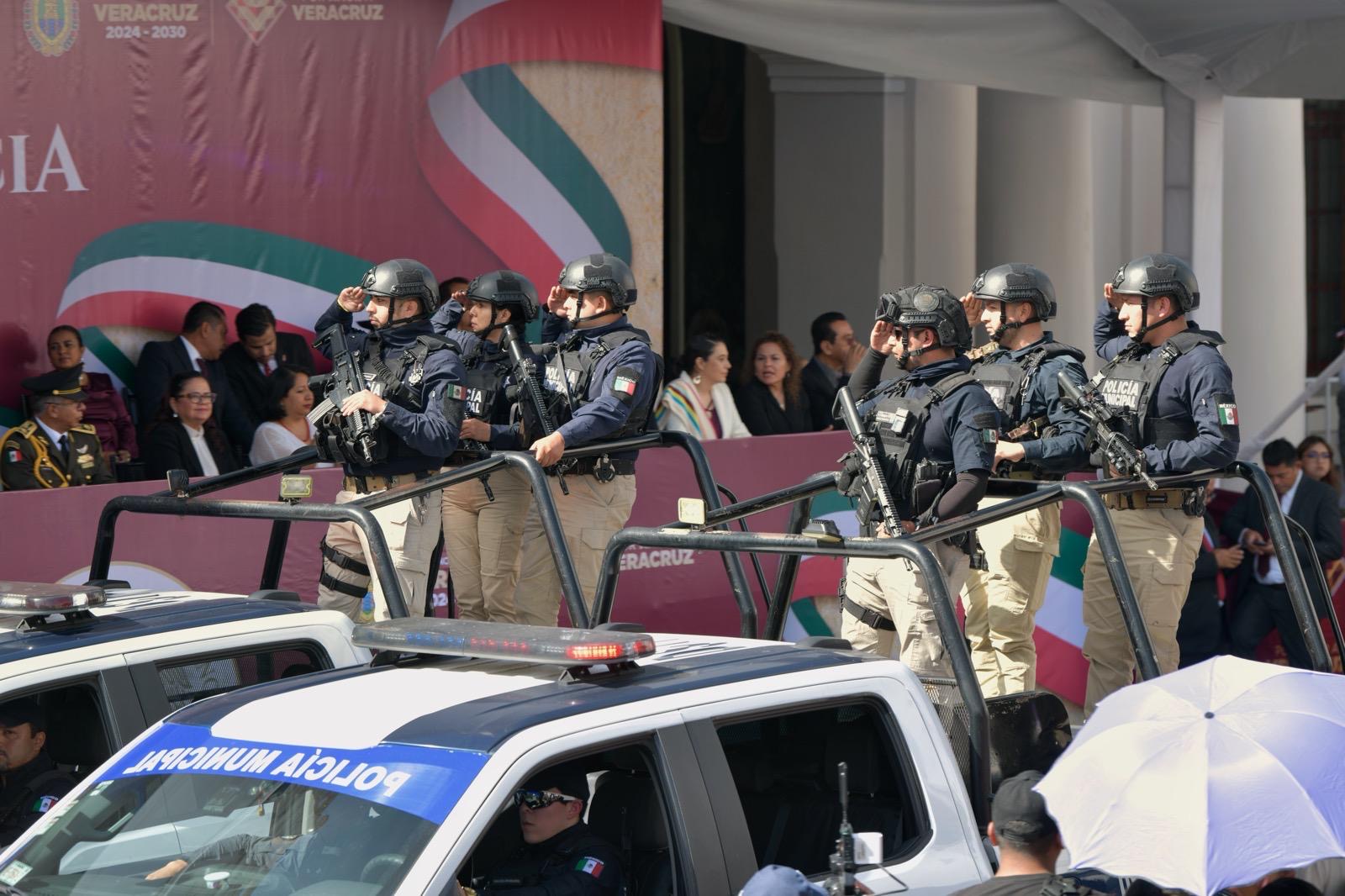 Alcaldesa de Xalapa acude a guardia de honor y desfile cívico-militar