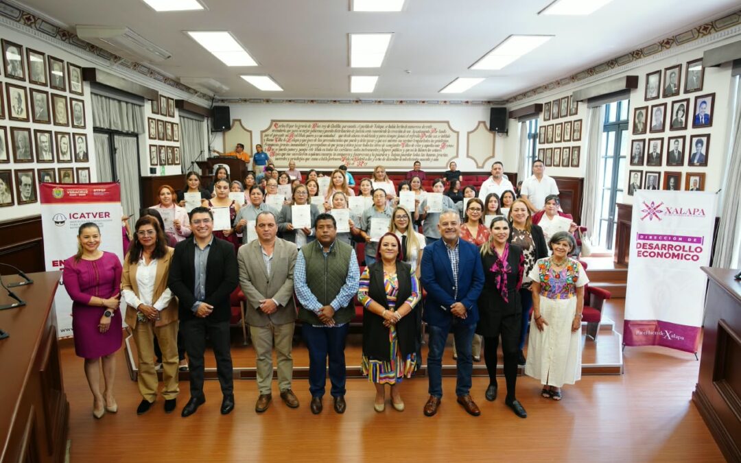 Entregan diplomas de capacitación laboral a egresadas del Icatver en Xalapa