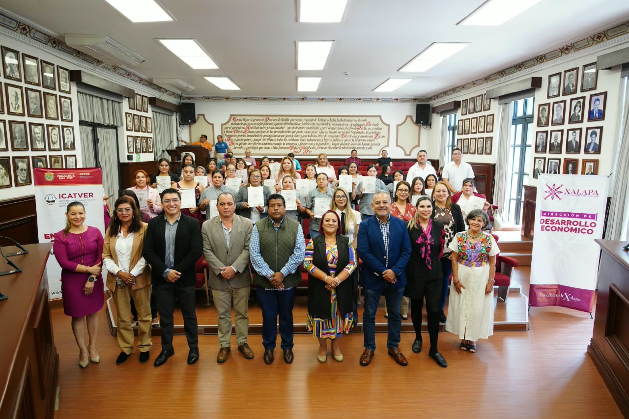 entrega-diplomas-icatver-xalapa Entrega de diplomas del Icatver a egresadas en Xalapa