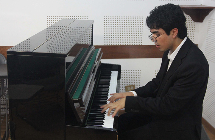 Emilio Sánchez Lavín: pasión por el piano y formación en la UV