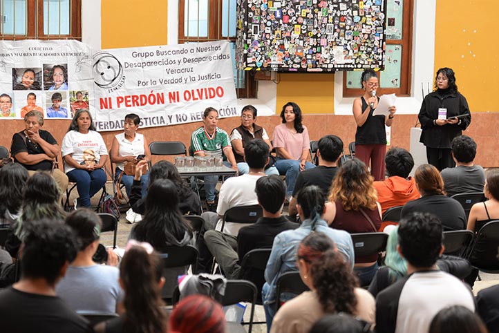 UV abre diálogo sobre memoria con familiares buscadoras y estudiantes