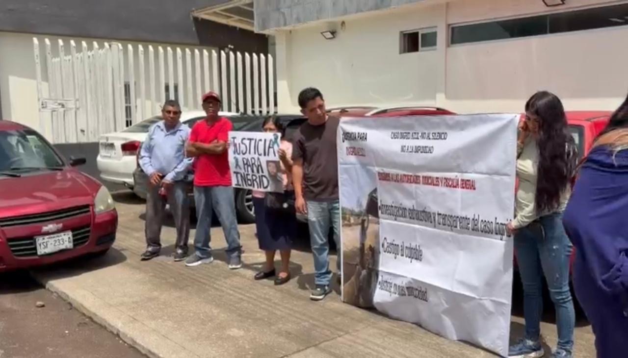 Familiares de Ingrid Azul Alarcón Valdés durante la protesta frente a las salas de juicios orales de Xalapa