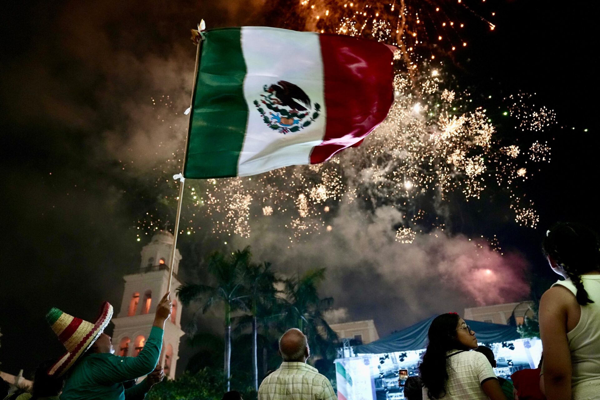 Alcaldesa Rosa María Hernández Espejo durante la ceremonia del Grito de Independencia en Veracruz