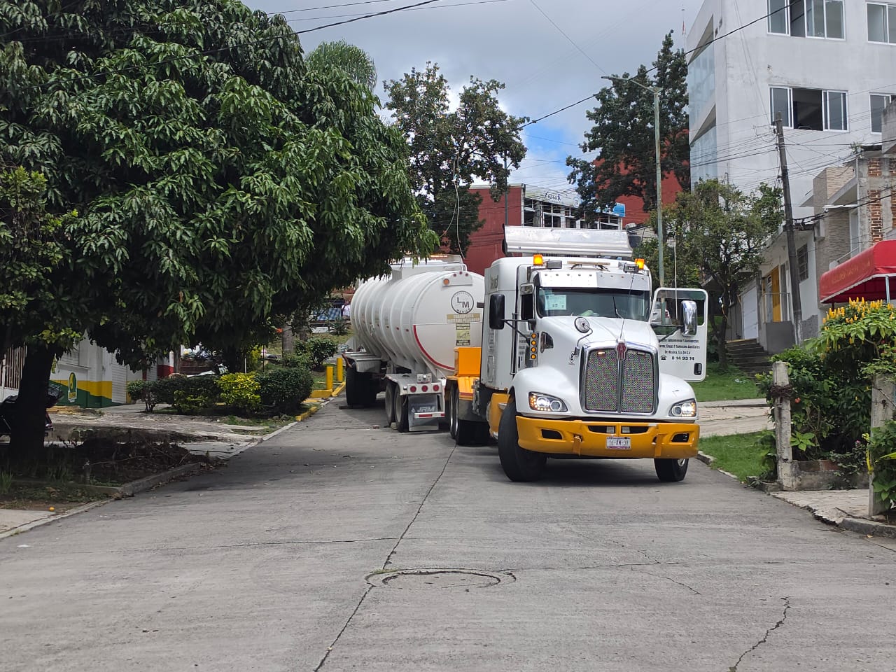 Pipa con doble remolque asegurada por la Guardia Nacional en Xalapa