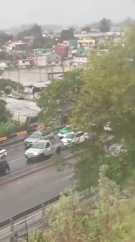lluvias-xalapa-anegaciones-calles Calle con acumulación de agua por las lluvias en Xalapa