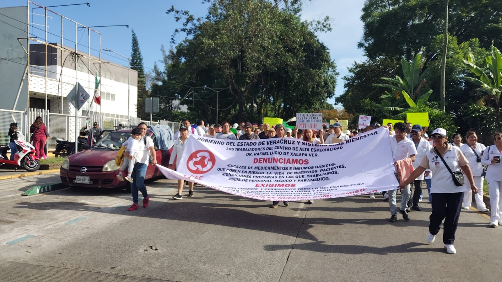 Médicos y enfermeras del CAE marchan en Xalapa por desabasto de medicamentos