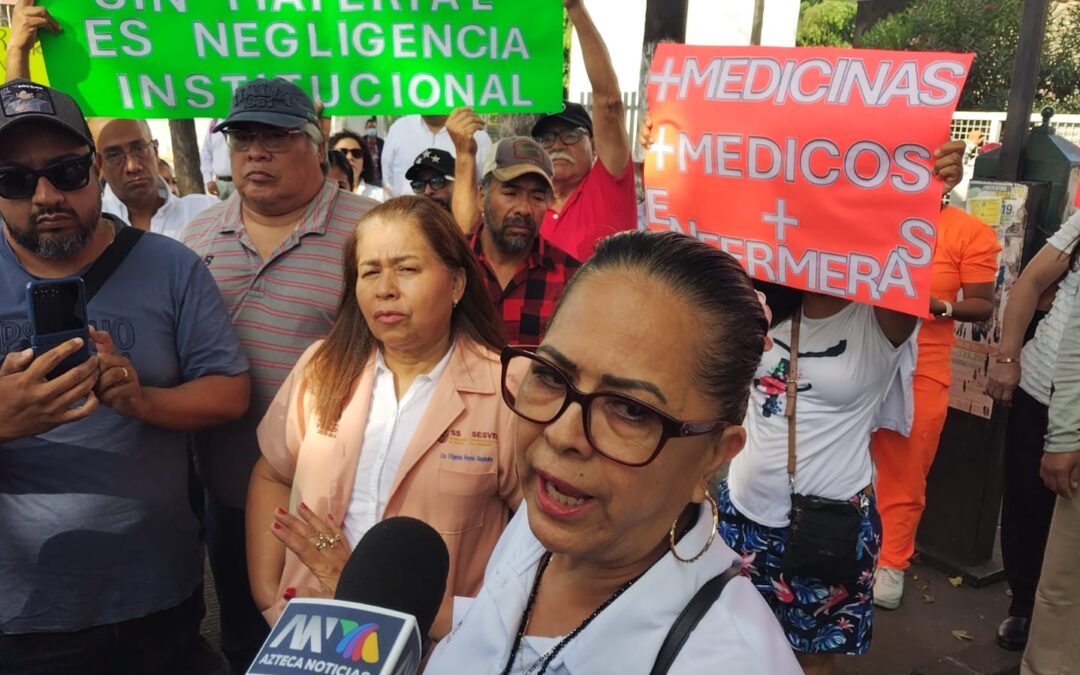 Médicos y enfermeras del CAE marchan en Xalapa por desabasto de medicamentos