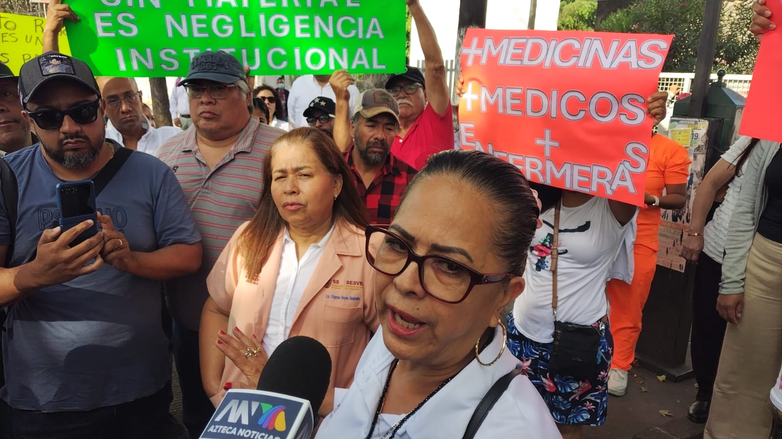 marcha-cae-xalapa-desabasto-medicamentos Médicos y enfermeras del CAE Doctor Rafael Lucio durante la marcha en Xalapa