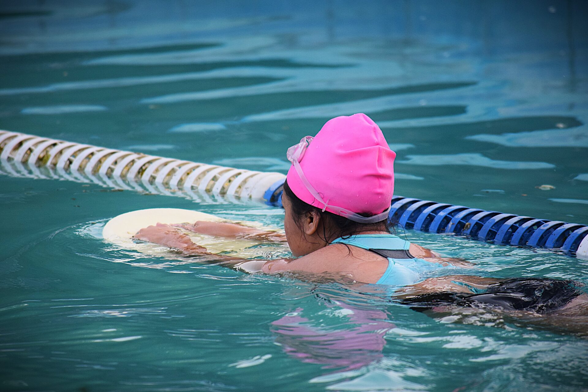 natacion-escuelas-deportivas-municipales-veracruz Niñas, niños y jóvenes durante una clase de natación en Veracruz