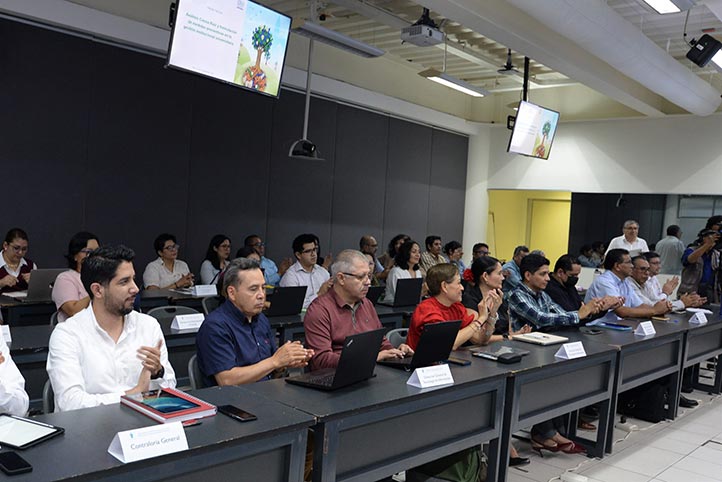 UV capacita a personal administrativo en análisis causa-raíz
