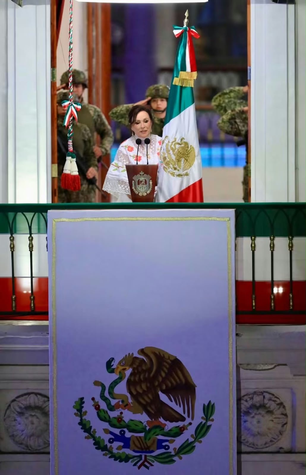 Rocío Nahle encabeza el Grito de Independencia en la Plaza Lerdo