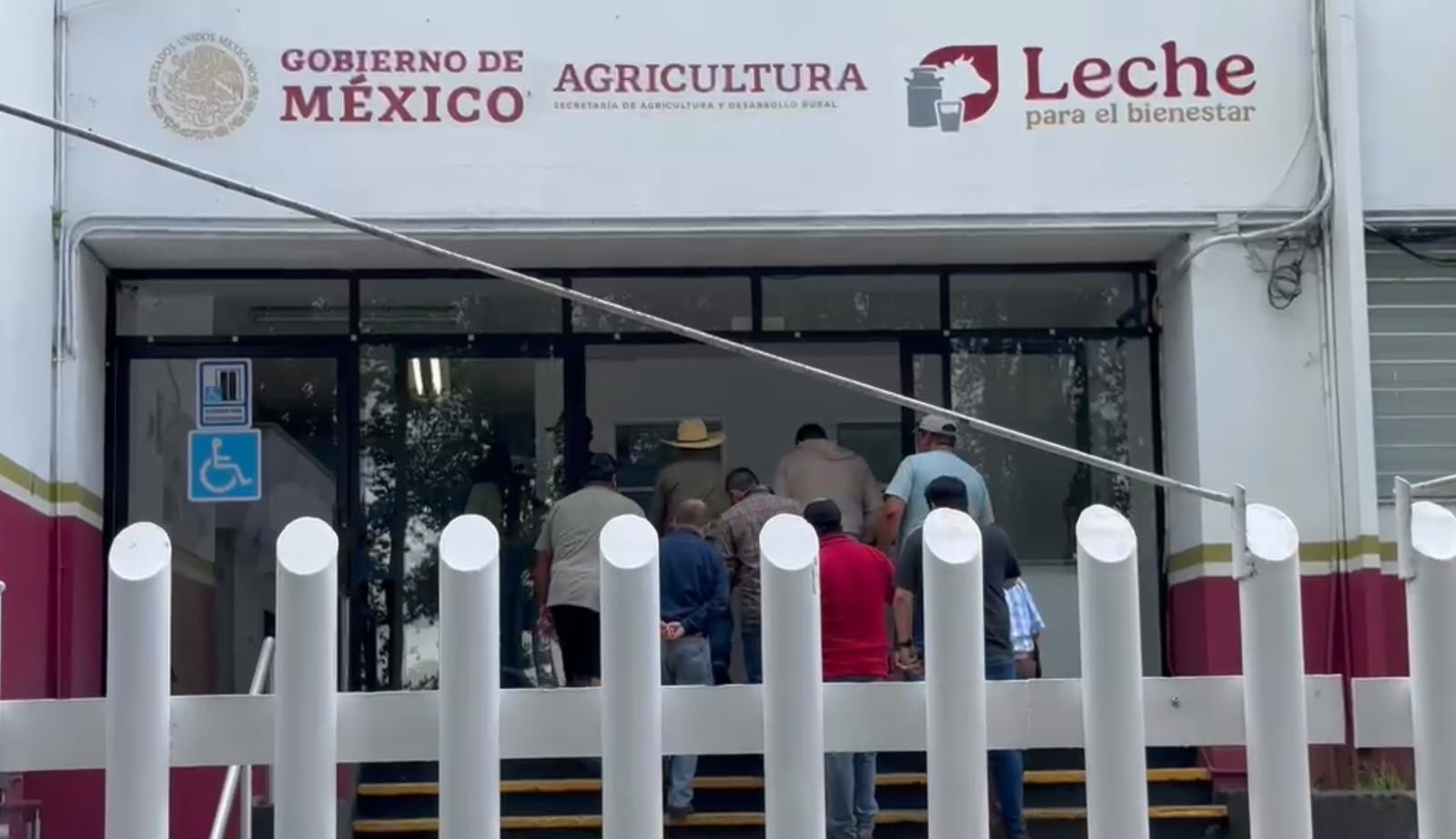 Productores de leche durante la manifestación frente a las oficinas de Leche para el Bienestar en Xalapa