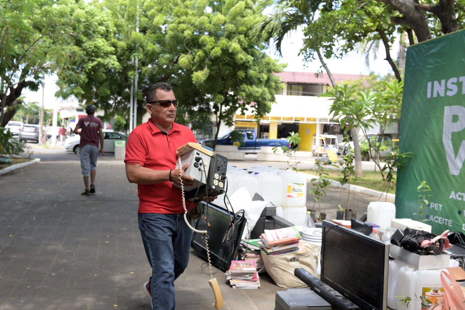 Centro de acopio itinerante del programa Punto Verde en el parque Zaragoza, Veracruz