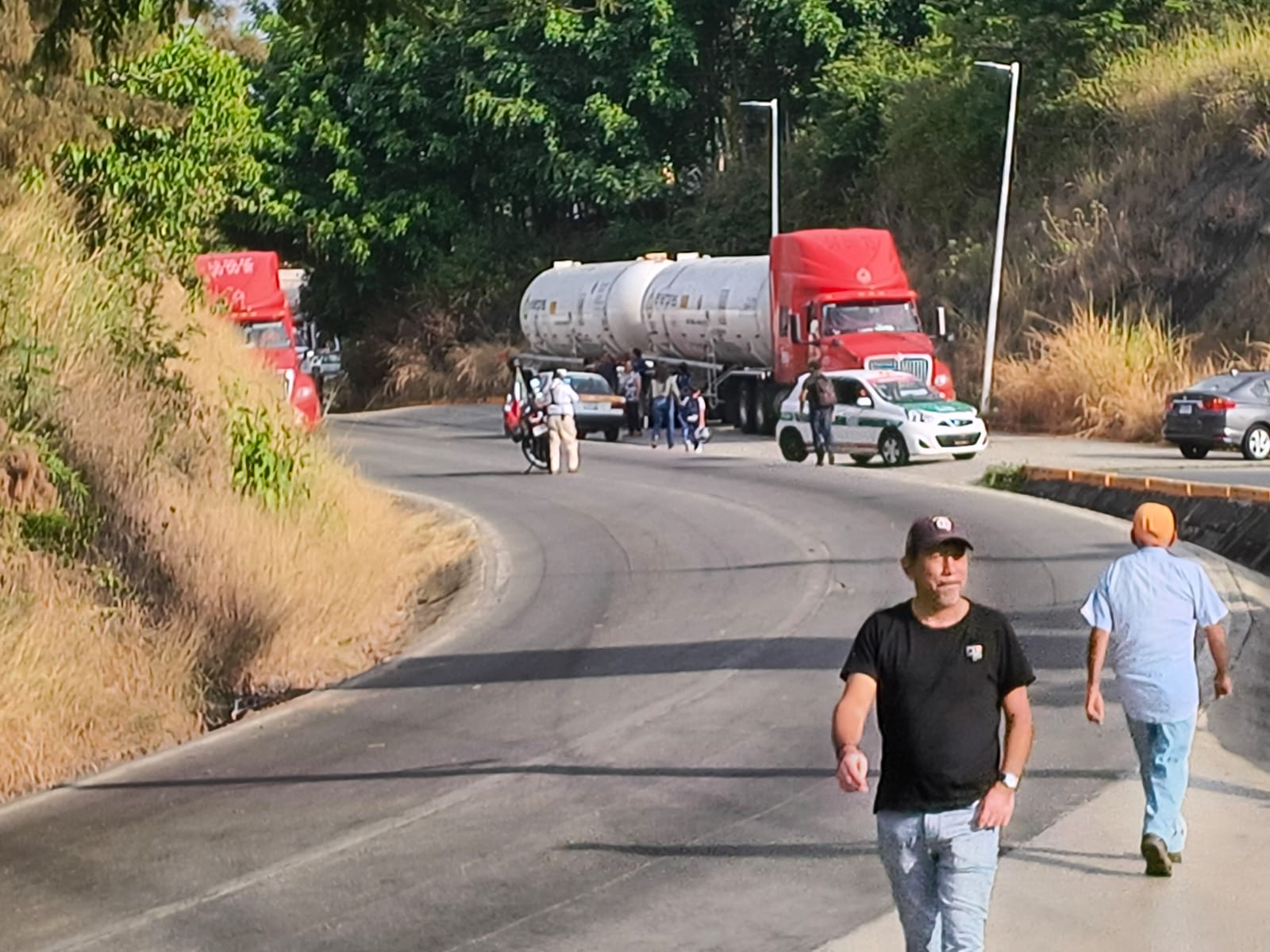 Mantienen bloqueo en carretera Las Trancas-Coatepec por obras incumplidas