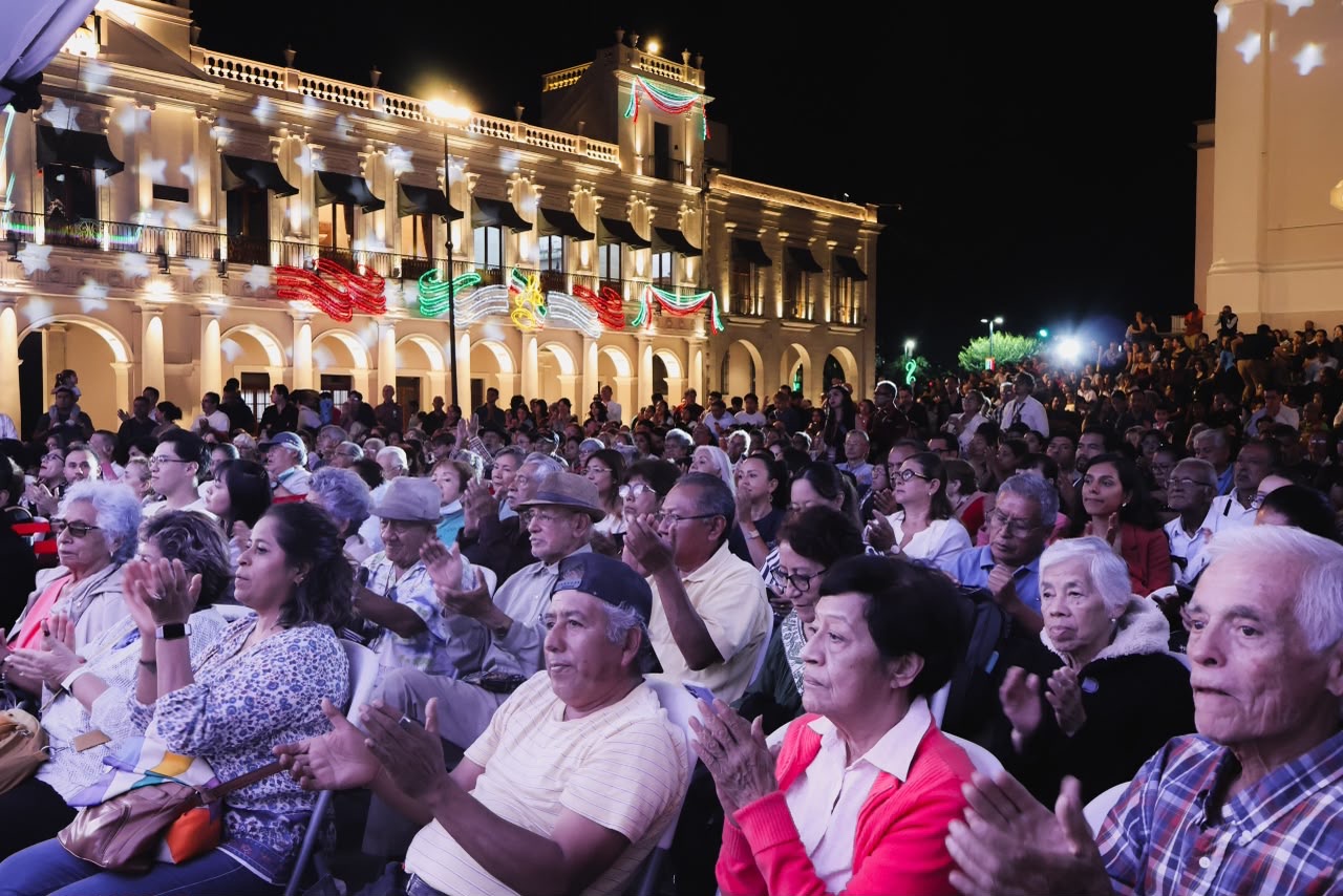 Ensamble Orquestal Raíces Veracruzanas en la Plaza Lerdo de Xalapa