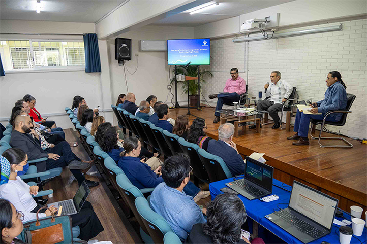 Rector de la UV Martín Aguilar Sánchez en encuentro con directivos de Humanidades
