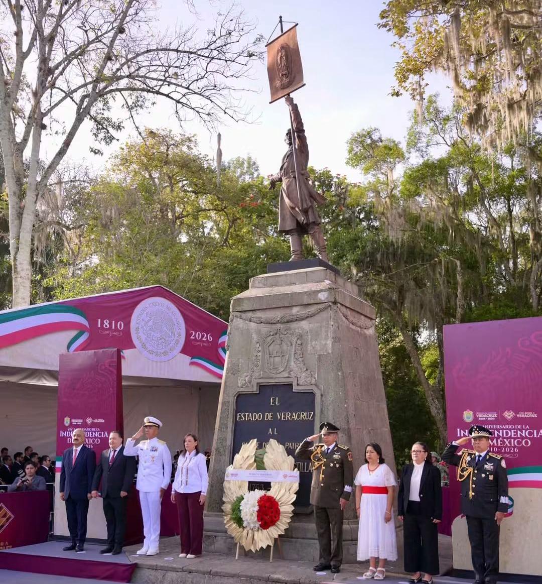 rocio-nahle-guardia-de-honor-monumento-hidalgo-xalapa La gobernadora Rocío Nahle García durante la Guardia de Honor ante el monumento a Miguel Hidalgo en Xalapa