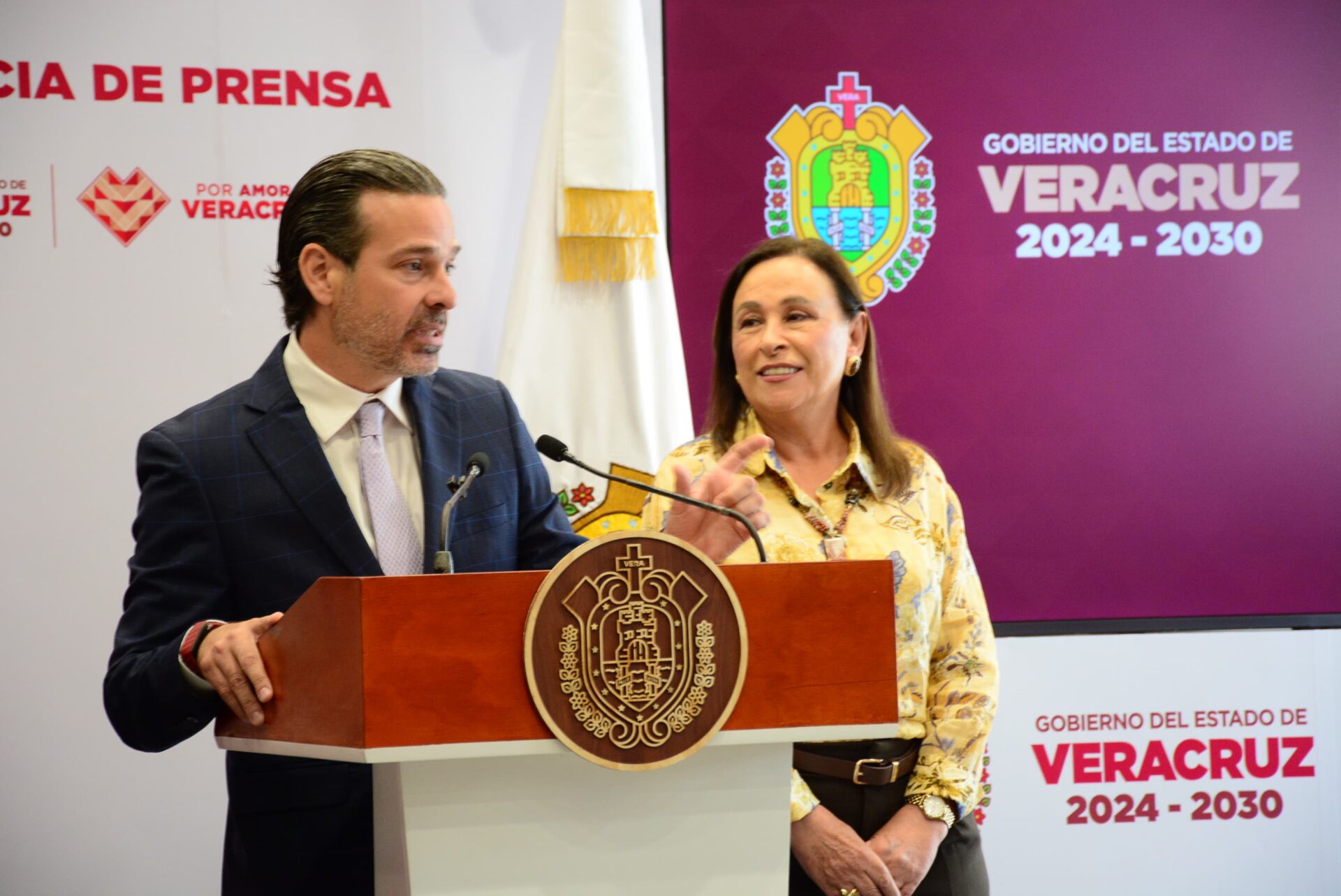 Rocío Nahle y Eduardo Tato Vega durante la conferencia de prensa en Xalapa