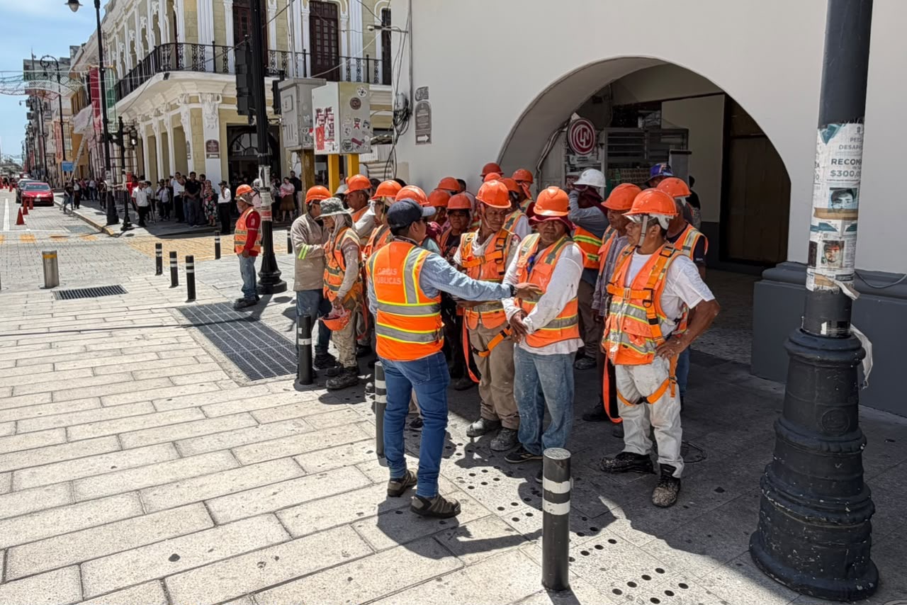 Evacuación del Palacio Municipal de Veracruz durante el Segundo Simulacro Nacional 2026