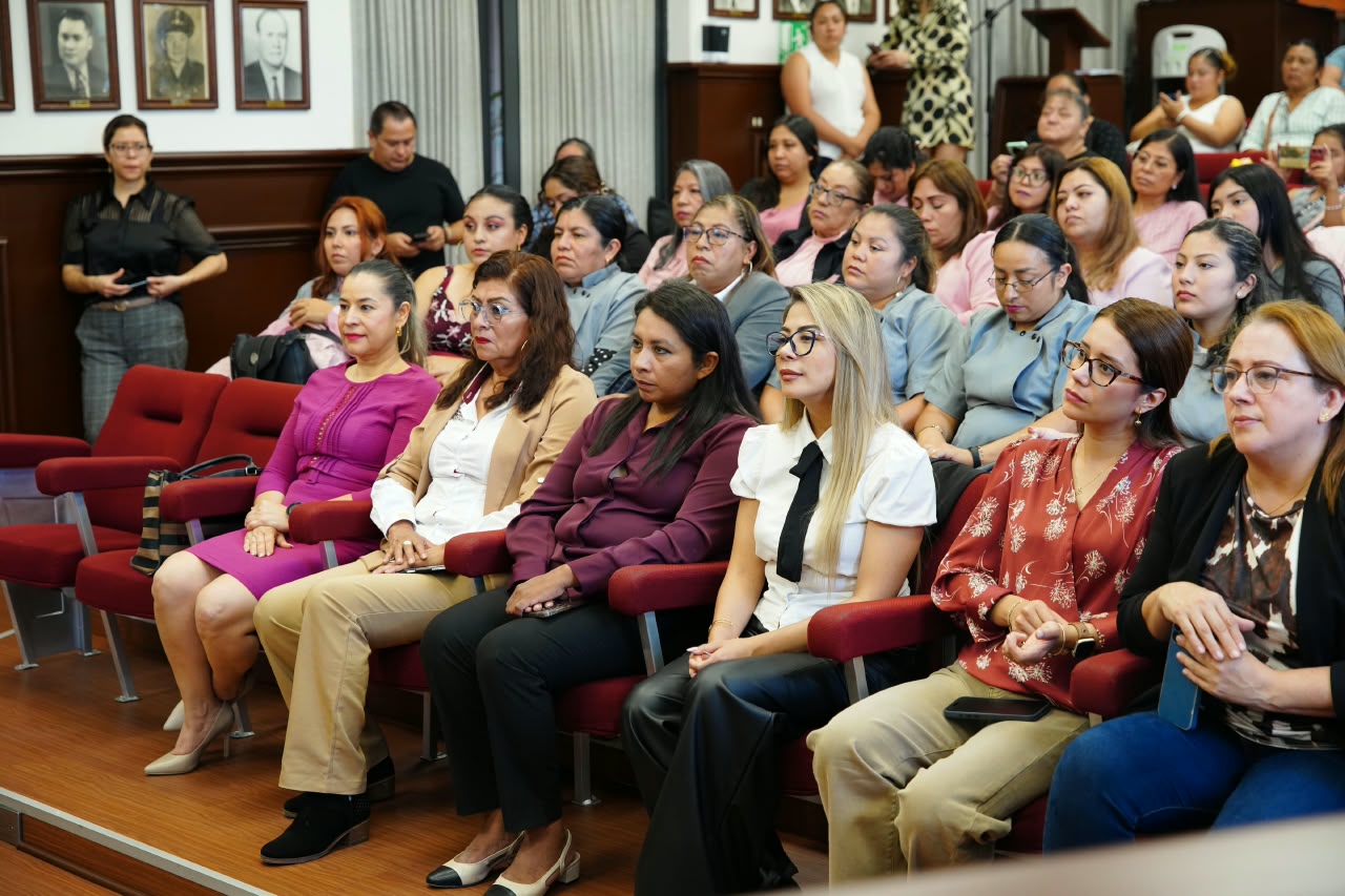 Entregan diplomas de capacitación laboral a egresadas del Icatver en Xalapa