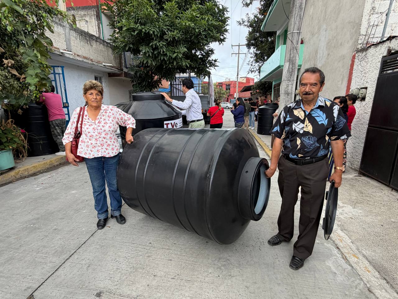 Fundación TVe entrega tinacos en fraccionamiento Sebastián Lerdo de Tejada de Xalapa