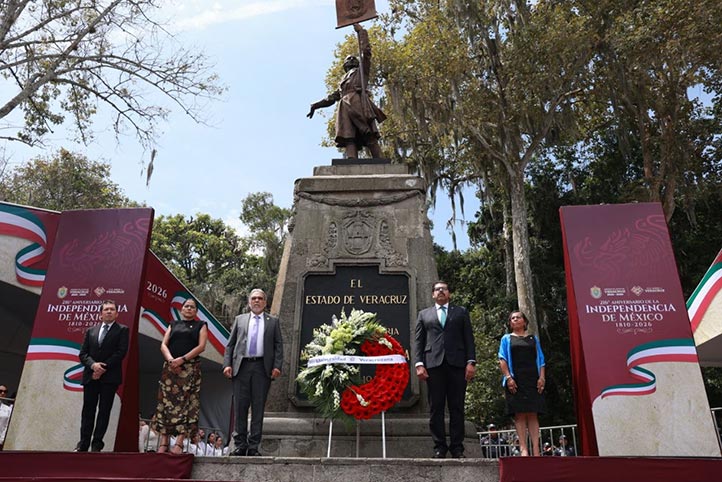 Autoridades de la Universidad Veracruzana durante la guardia de honor a los héroes de la Independencia en Xalapa