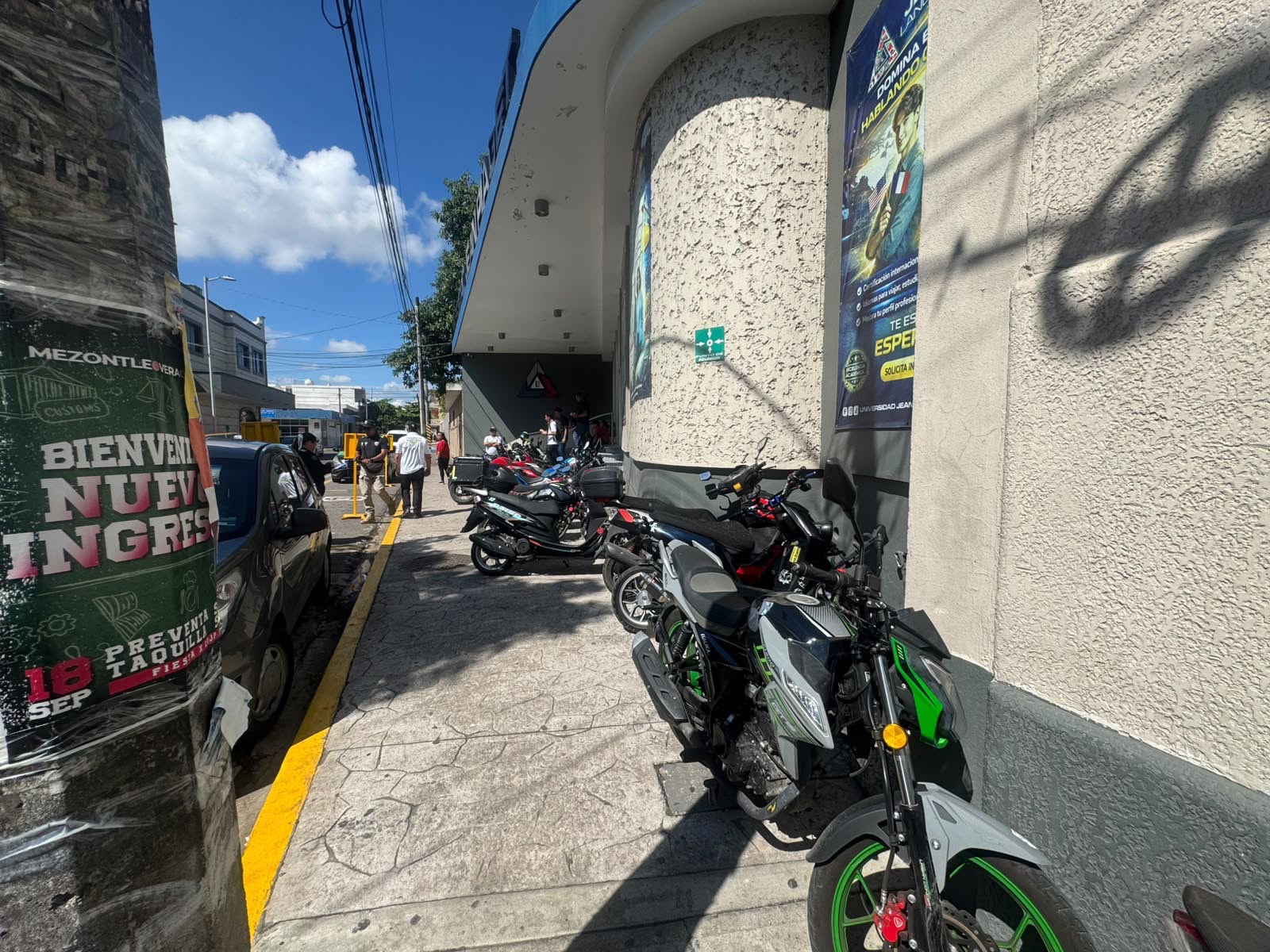 Retiro de motocicletas estacionadas sobre la banqueta en la calle Miguel Lerdo de Veracruz