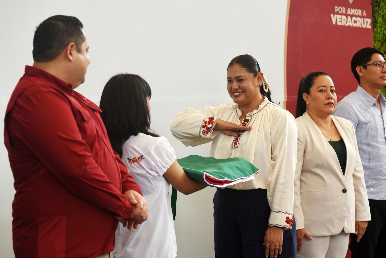 Ángela Elena Olazarán Laureano durante su abanderamiento en la Secretaría de Educación de Veracruz