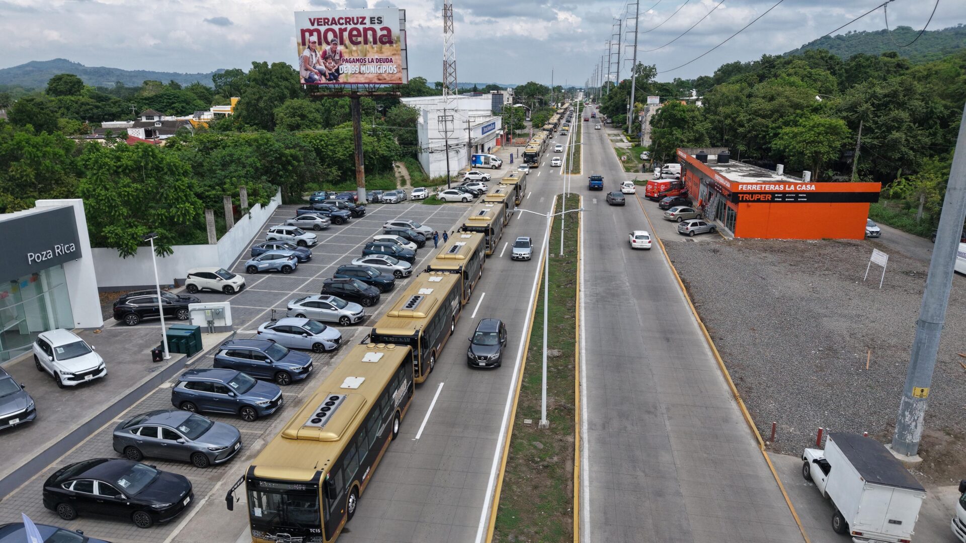 Rocío Nahle inaugura servicio Totonaco con 40 autobuses en Poza Rica