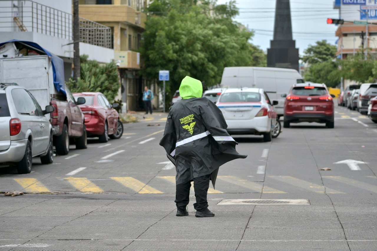Personal operativo del Ayuntamiento de Veracruz durante las afectaciones por el norte