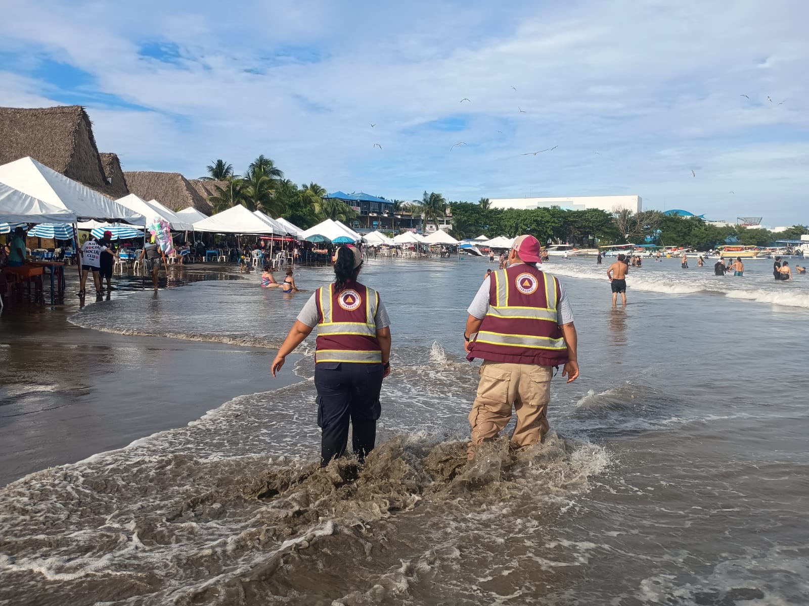 Bandera roja colocada en las playas de Veracruz por oleaje elevado