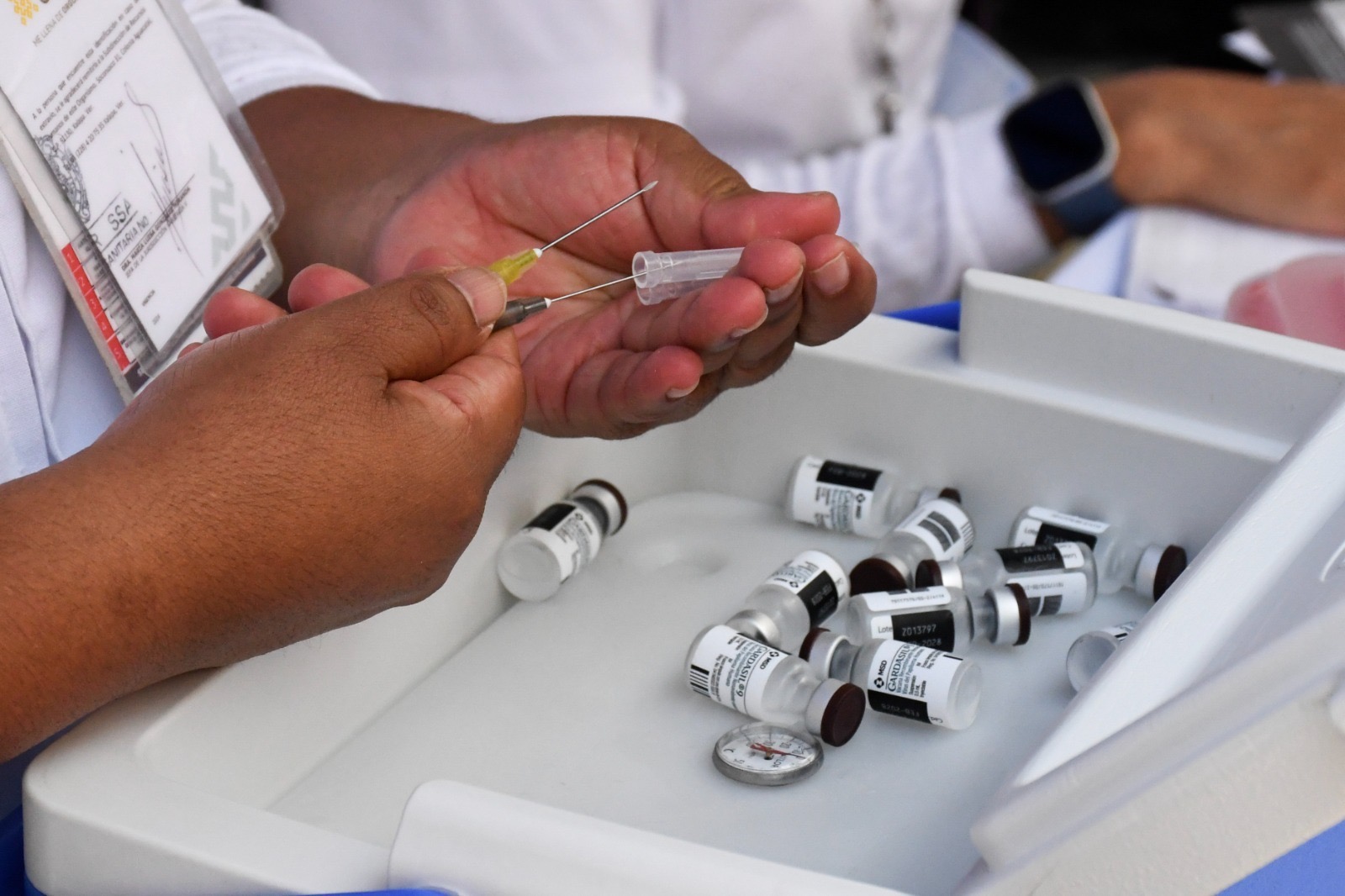 Aplicación de vacunas contra VPH e influenza en una unidad médica de Veracruz
