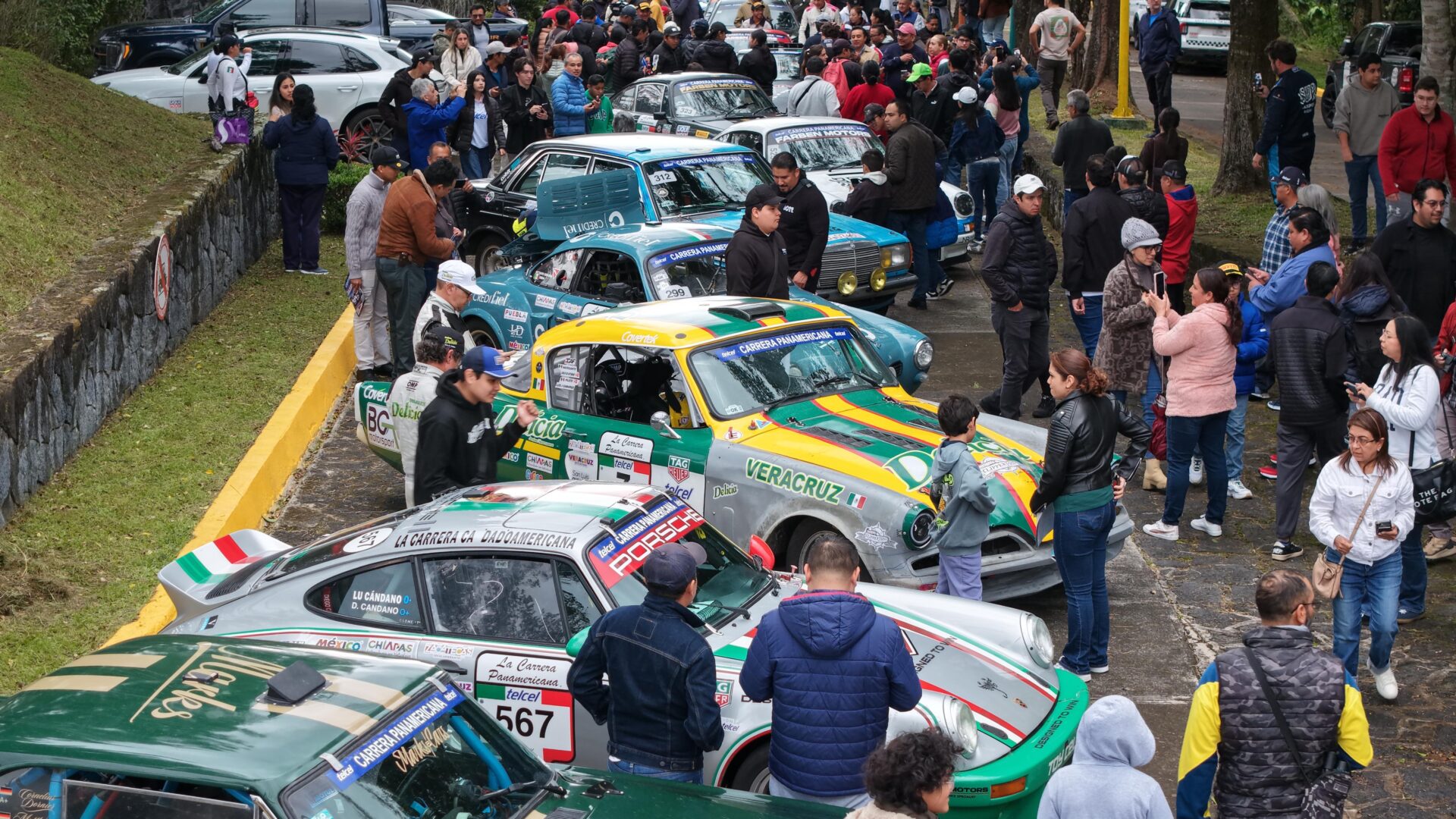 Pilotos de la Carrera Panamericana en su llegada al Museo Kaná de Xalapa