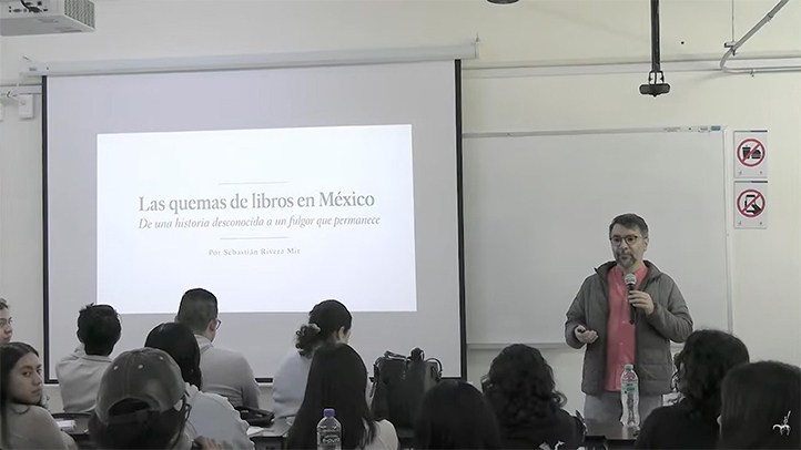 Charla sobre la quema de libros en México en la Facultad de Letras Españolas de la UV