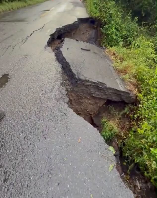 Cierran carretera federal 180 en Vega de Alatorre por socavón