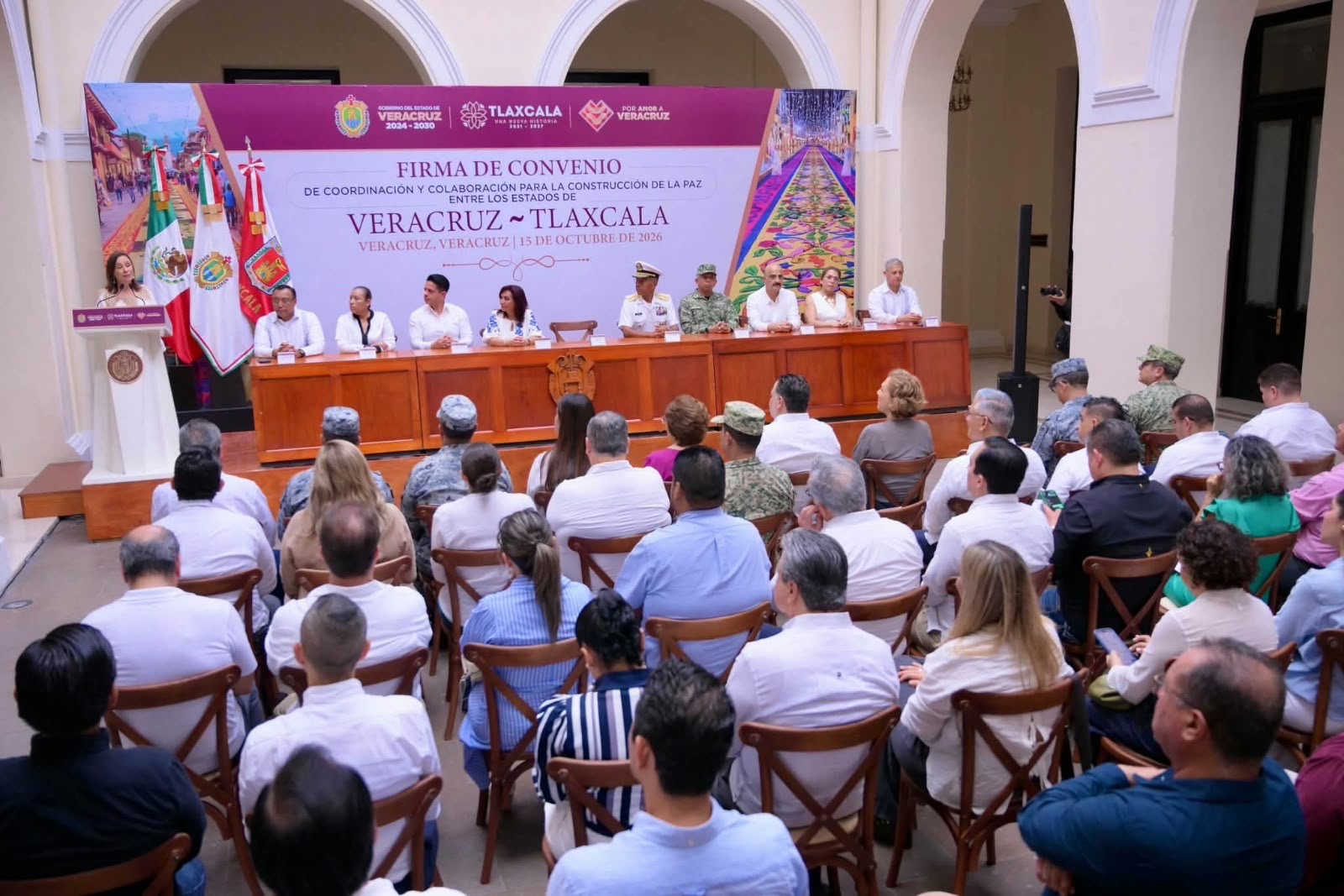Gobernadoras Rocío Nahle García y Lorena Cuéllar Cisneros durante la firma del convenio en Veracruz
