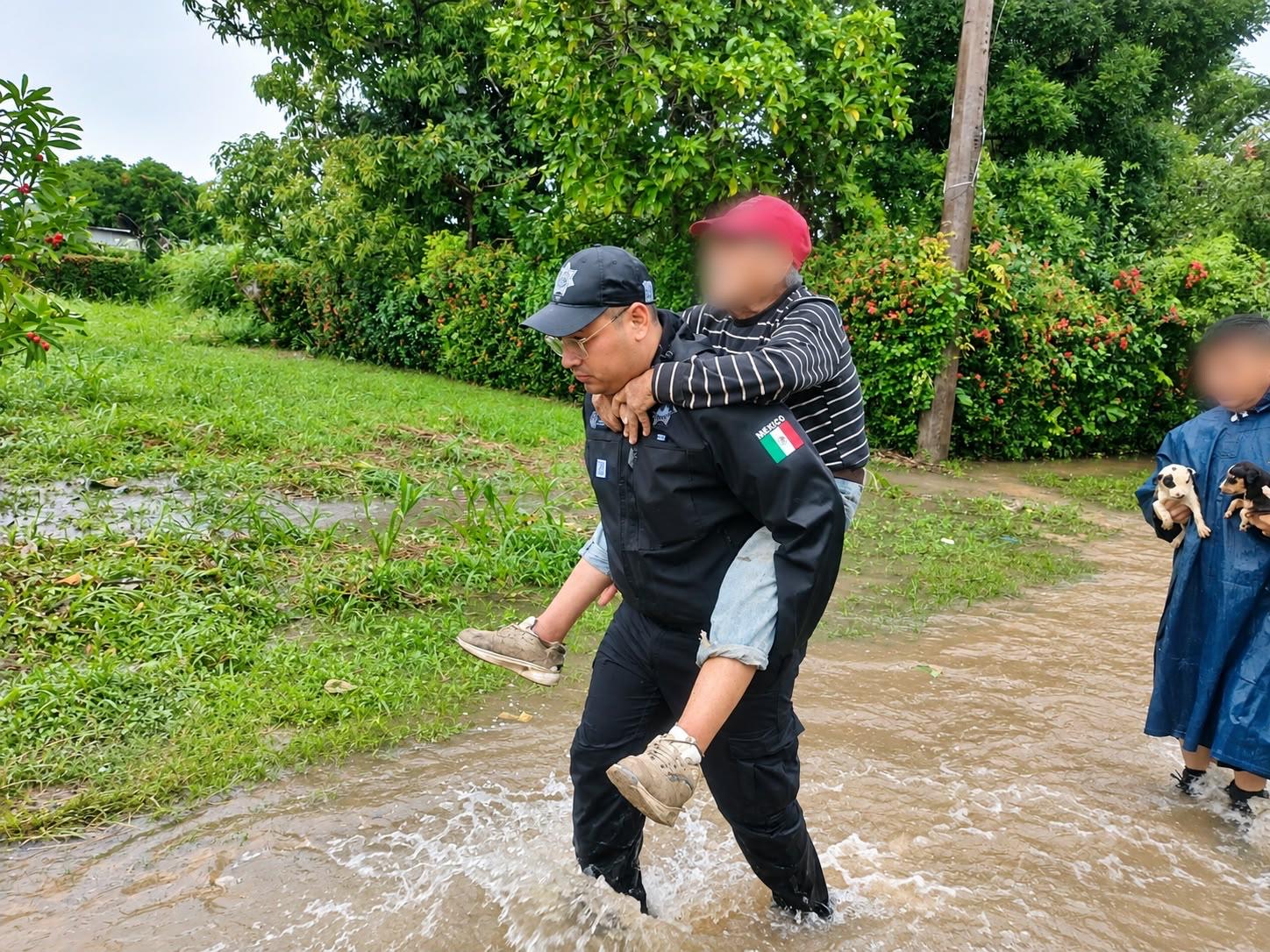 Labores de evacuación por la crecida del río Agua Dulcita en el sur de Veracruz