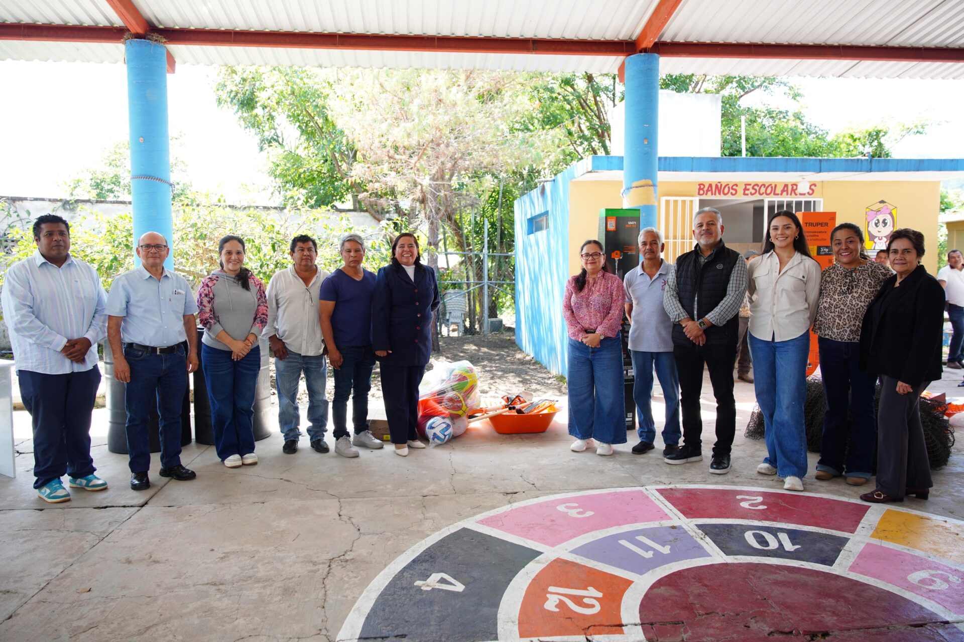 Alcaldesa Daniela Griego Ceballos durante la entrega de apoyos en congregaciones de Xalapa