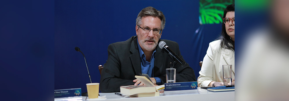 Democracia se construye en colectividad, afirma John M. Ackerman en la UV