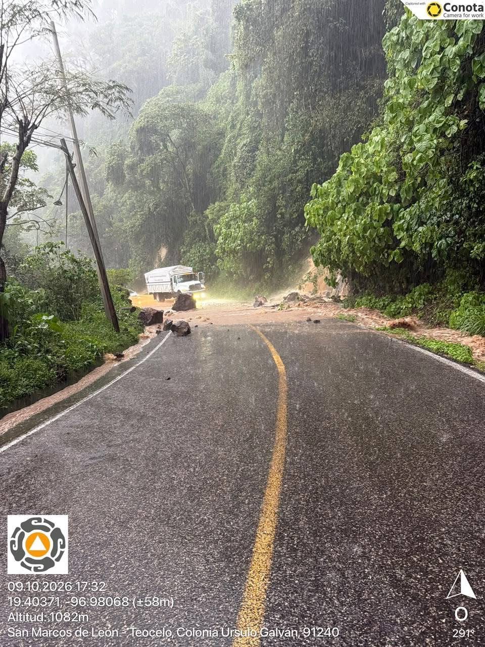 Tierra y rocas desprendidas sobre la carretera San Marcos-Teocelo