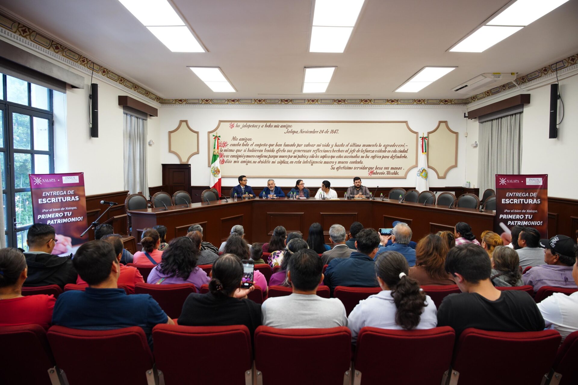 Entrega de escrituras del Ayuntamiento de Xalapa con el INSUS