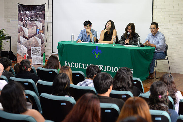 Estudiantes de la Facultad de Idiomas de la UV durante el XIX Encuentro de Literaturas