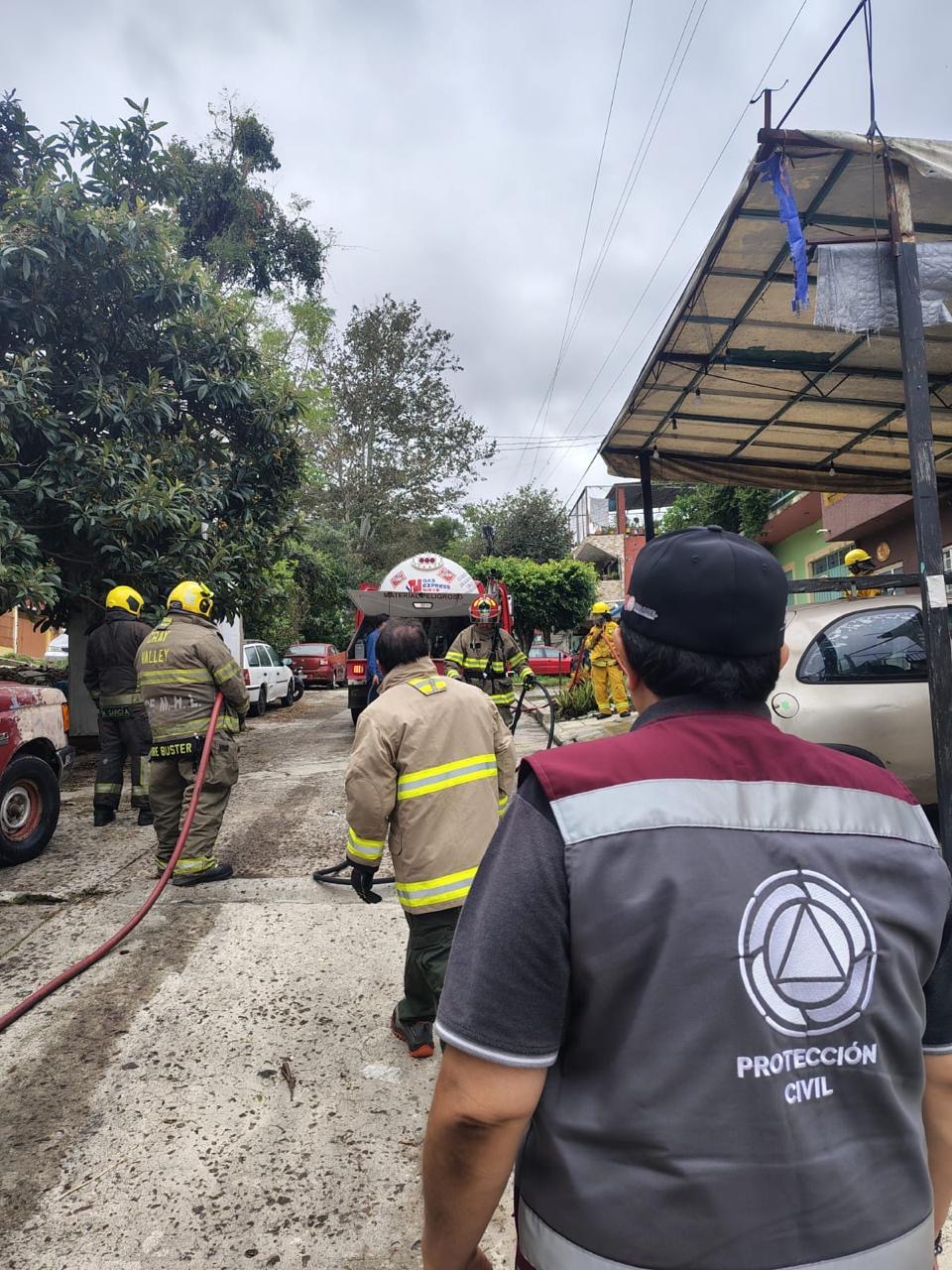 Personal de Protección Civil durante la atención de una fuga de gas en Xalapa