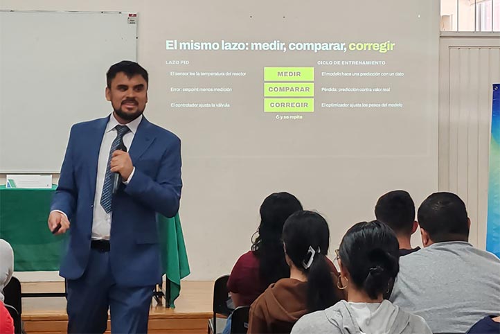 José Fernández Hernández durante su conferencia en la Facultad de Química Farmacéutica Biológica de la UV