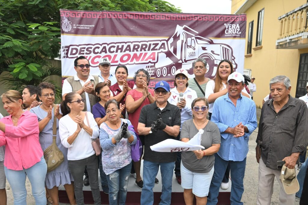 Vecinos y personal municipal retiran cacharros en la Unidad Habitacional Las Hortalizas