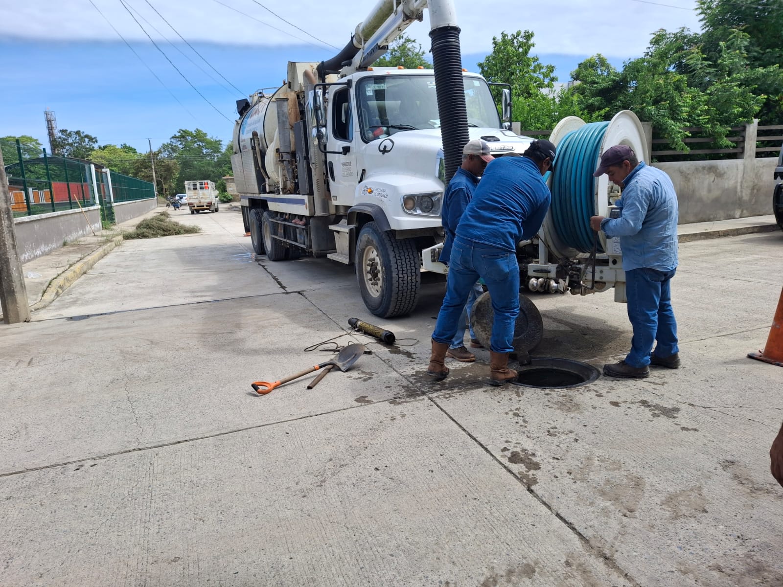 Trabajadores y elementos de la Marina limpian calles de Álamo tras las inundaciones
