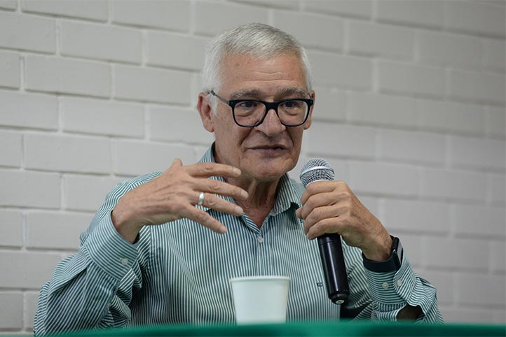 Marcelino Arias Sandí durante la conferencia Temporalidades literarias en la UV